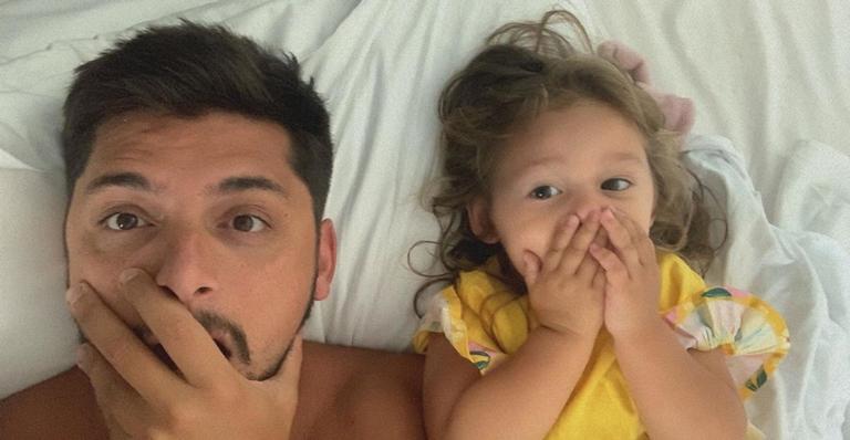 Filha de Bruno Gissoni, Madalena vê cenas do pai com Agatha Moreira em ‘A Dona do Pedaço’