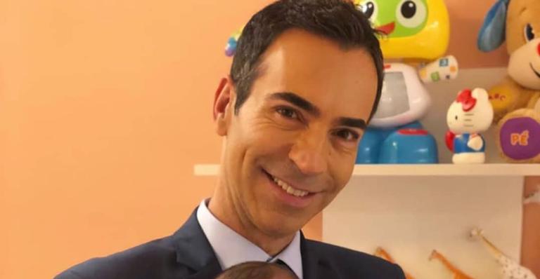 Cesar Tralli exibe foto ao lado de filha e enteada e adianta sobre o Natal: ”Meus presentes já chegaram”
