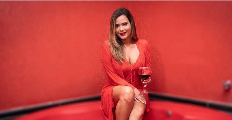 Durante visita a estúdio de filmes pornô, Geisy Arruda entrevista Kid Bengala