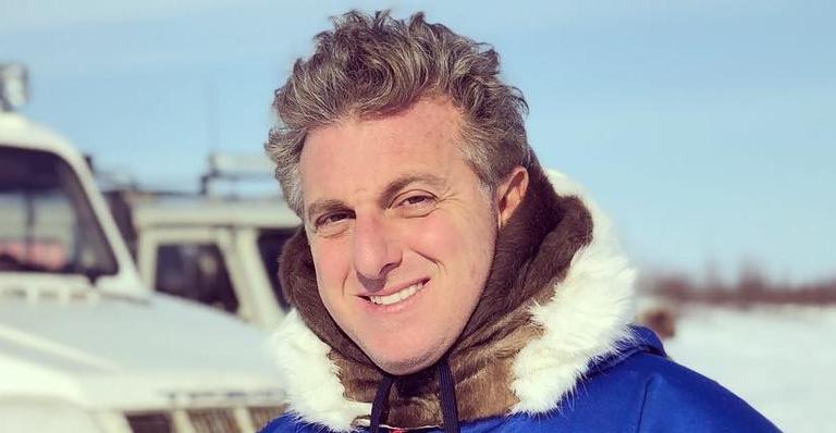Mãe de Luciano Huck, Marta Huck, faz aparição rara e surpreende com semelhança