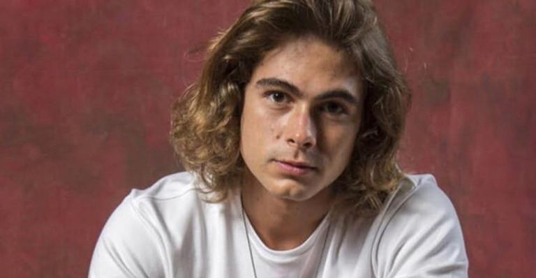 Papai babão! Rafael Vitti posa agarradinho com a filha recém-nascida