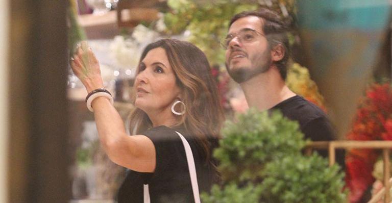 Fátima Bernardes e Túlio Gadêlha trocam carinhos em shopping no Rio de Janeiro