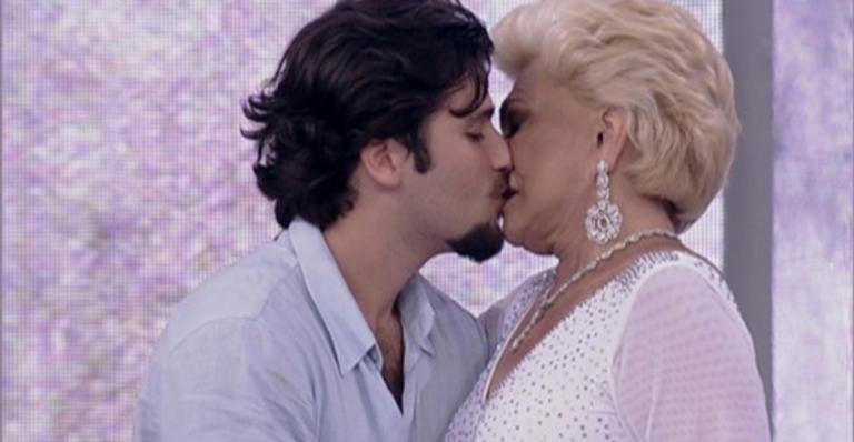 Bruno Galiasso relembra beijo em Hebe Camargo: ”Selão nessa musa”