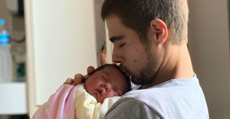 Pai aos 23 anos, Rafael Vitti fala sobre paternidade e desabafa: ”Cansado, mas feliz”