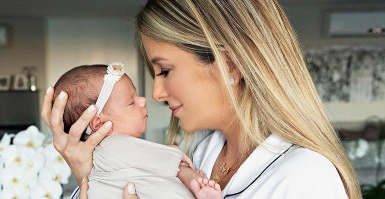 Fãs ficam chocados com cintura fininha de Tici Pinheiro 3 meses após dar à luz Manuella