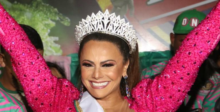 Com roupa coladinha, Viviane Araujo é coroada rainha de bateria da União Imperial