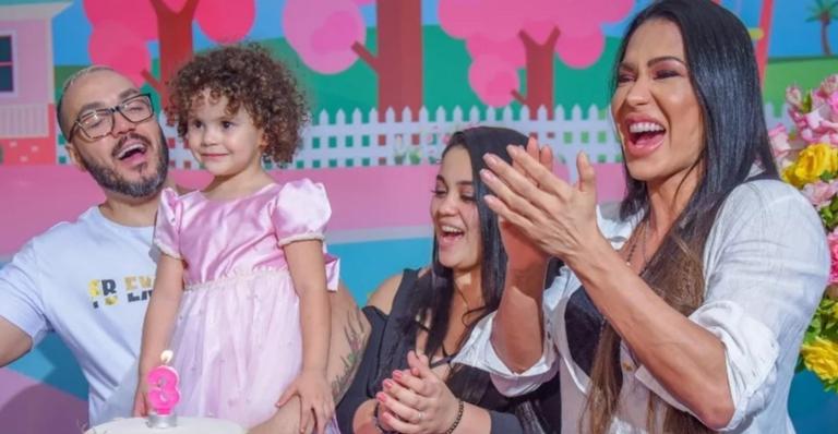 Belo e Gracyanne Barbosa gastam 150 mil reais em festa para neta