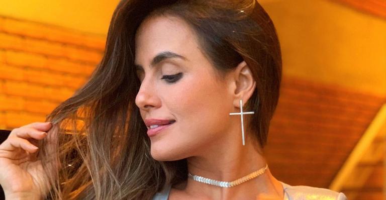Ex-BBB Carol Peixinho impressiona com barriga negativa em clique na piscina