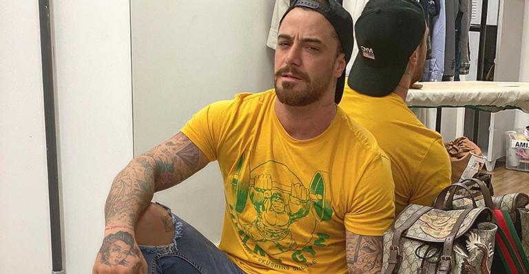 Após incidente com seu cachorro, Felipe Titto leva 15 pontos na perna: ”Ele grudou no meu tornozelo”