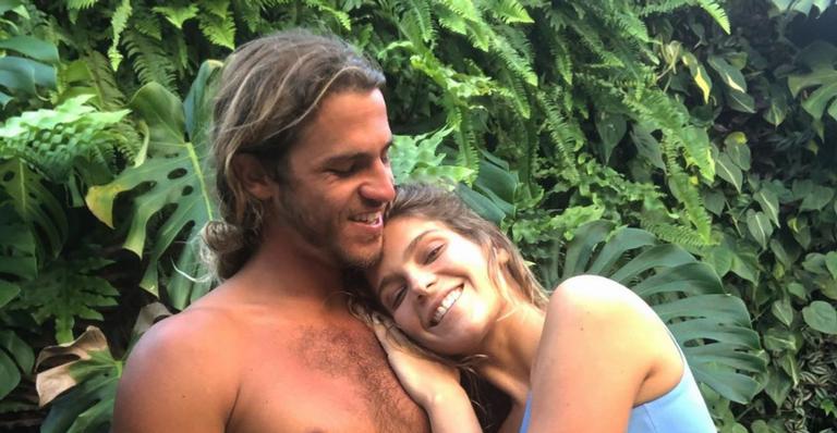 Muito amor! Isabella Santoni mostra clique romântico com o namorado Caio Vaz