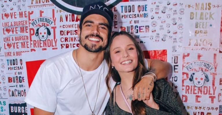 Larissa Manoela aparece em inauguração de hamburgueria de Caio Castro: ”Muito sucesso”