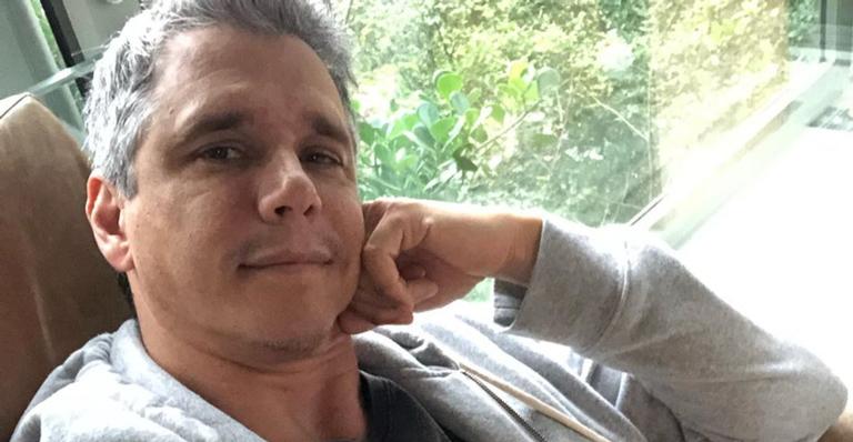 Que calor! Marcio Garcia curte dia de piscina acompanhado da família em mansão