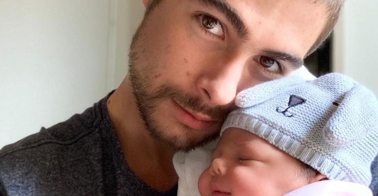 Momento papai e filha! Encantado, Rafael Vitti nina filha recém-nascida