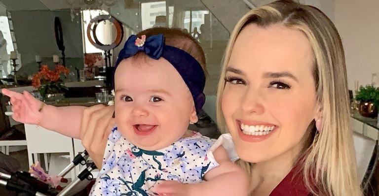 Muita fofura! Thaeme Mariôto faz charme com a filha Liz em viagem internacional