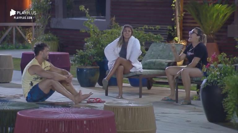 ‘A Fazenda’: Thayse reclama que peões fazem xixi no ofurô: ”Estava podre”