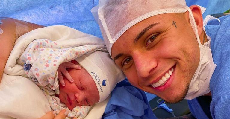Esposa de jogador Everton Cebolinha dá à luz seu segundo filho: ”Emoção inexplicável”