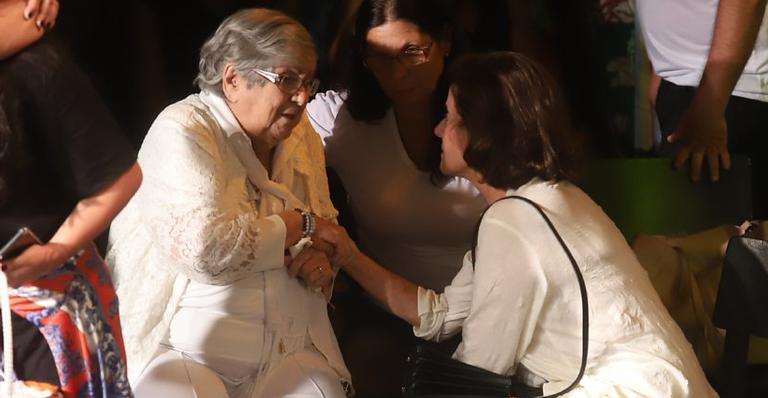 Durante velório, mãe de Jorge Fernando é consolada por Marieta Severo e ex-diretor é homenageado por artistas