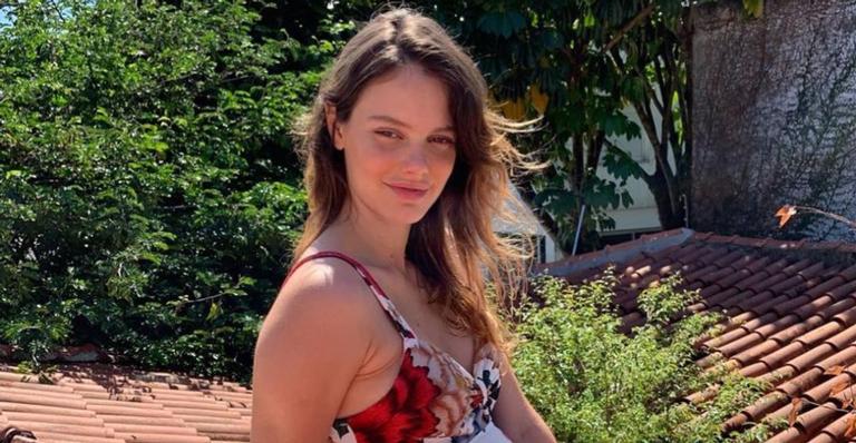 Com quase 9 meses de gestação, Laura Neiva revela quanto engordou até agora