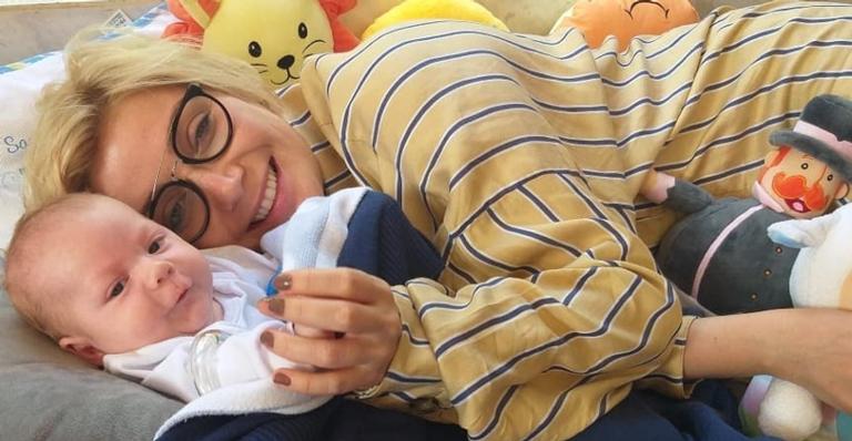 Dia de festa! Luiza Possi comemora mais um mês do filho Lucca com sequência de fotos encantadora