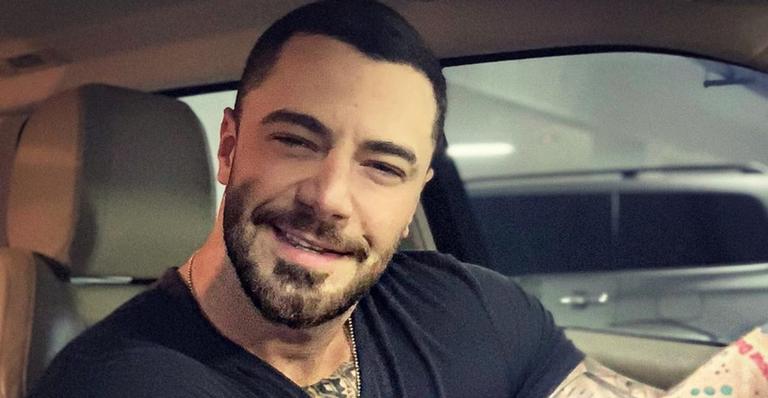 Após levar mordida do próprio cachorro, Felipe Titto pega infecção: ”Olha o tamanho que está minha perna”