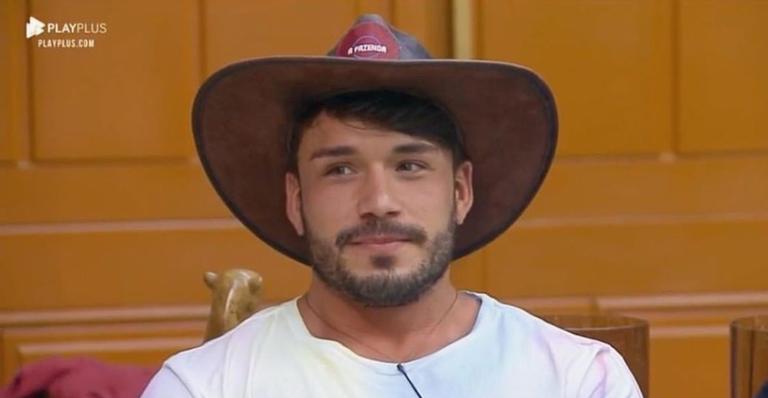 ‘A Fazenda’: Lucas se irrita com Andréa Nobrega: ”Mulher maluca”