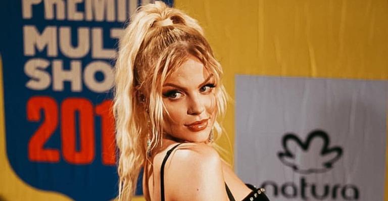 Em evento, Luísa Sonza deixa bumbum parcialmente de fora em look extremamente sexy