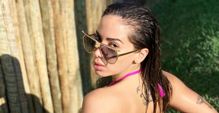 Poderosa e sem pudores! Anitta coloca seios para jogo em Festa de Halloween