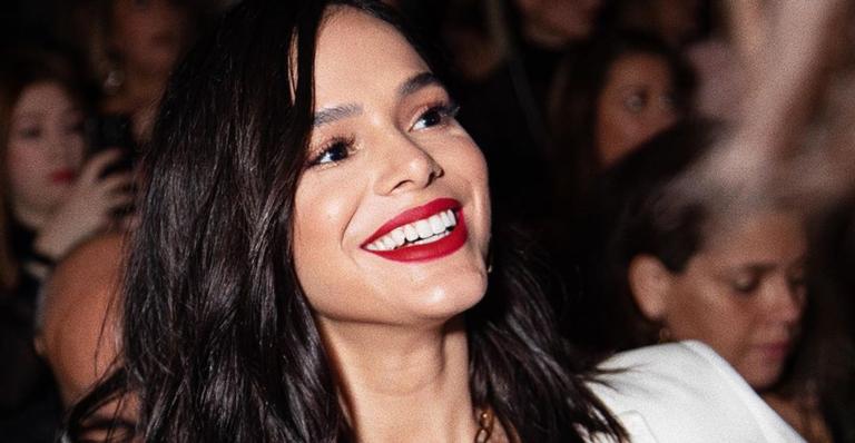 Bruna Marquezine exibe tanquinho trincado em desfile e web pira: ”Deusa da minha vida”