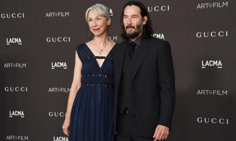 Após 20 anos solteiro, Keanu Reeves surge em tapete vermelho com namorada e mulher é criticada
