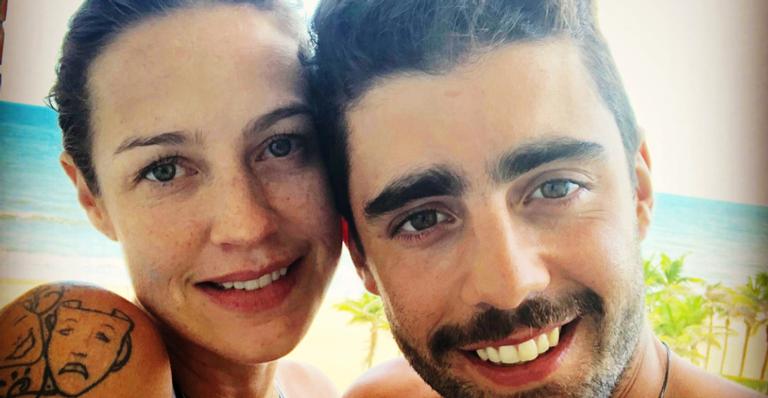 Em Portugal, Pedro Scooby posa com os filhos na casa da ex Luana Piovani