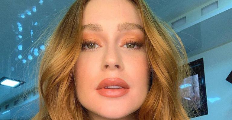 Luxuosa! Marina Ruy Barbosa esbanja brinco gigantesco de cristal e surpreende com look fashion