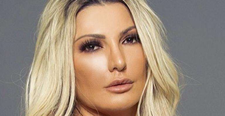 Uau! Antonia Fontenelle surge com maiô cavadíssimo e arranca suspiros da web