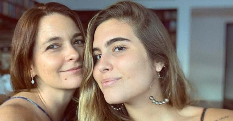 Filha de Claudia Abreu homenageia os pais com tatuagem carinhosa e revela: ”Eles são tudo para mim”