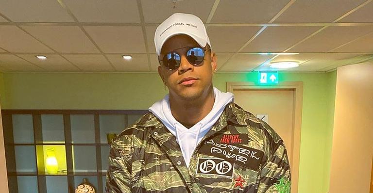 Léo Santana homenageia a mãe em clique raro e fãs não perdoam: ”Sogrinha”