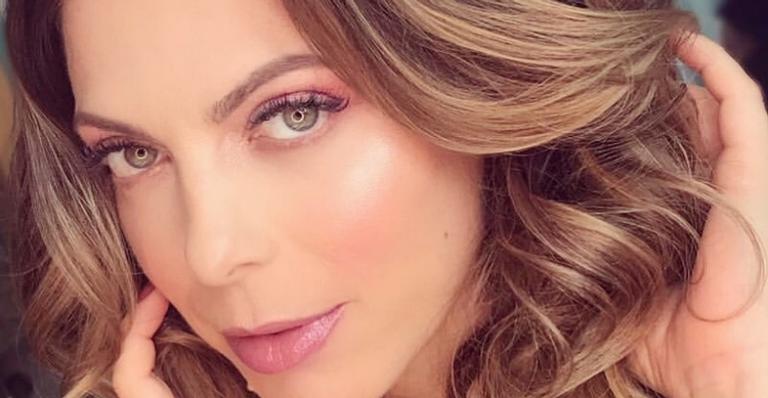 Sheila Mello ‘conversa consigo mesma’ e faz reflexão sobre amor próprio: ”Vai dançar e ser feliz”