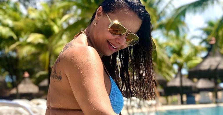 Haja coração! Viviane Araújo faz a temperatura da web subir ao ostentar corpão deitada à beira da piscina