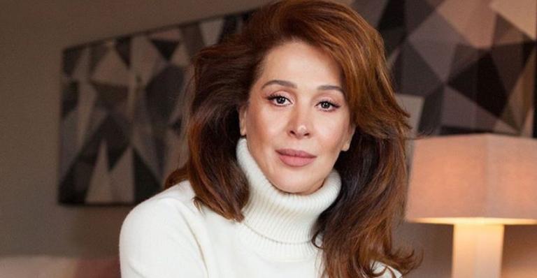 Sem pudores! Claudia Raia dispensa roupas em sequência de cliques ousados