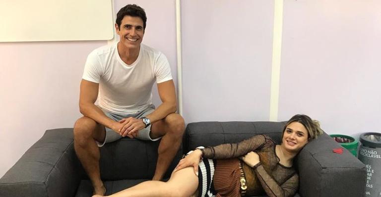 Reynaldo Gianecchini deixa chinelo encardido aparecer em foto e fãs não perdoam: ”Está na hora de trocar”