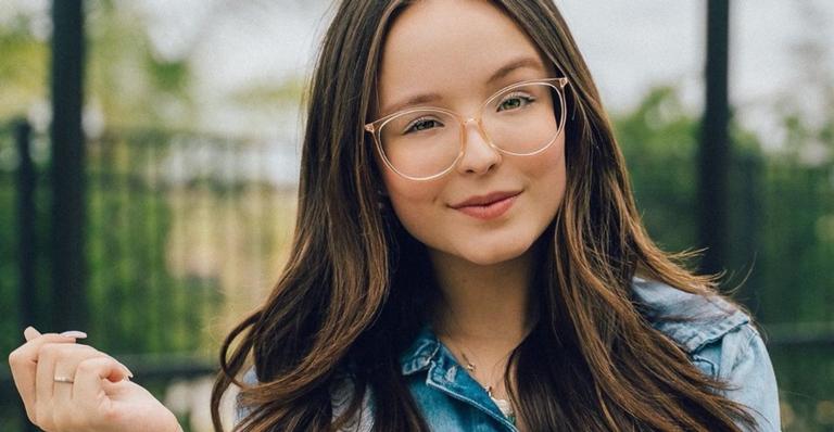 Larissa Manoela avisa que está bem após cirurgia e mostra pedra retirada da vesícula