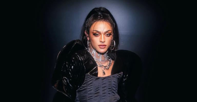 Pabllo Vittar exibe sensualidade ao compartilhar foto durante gravação de clipe ”Amor de que”