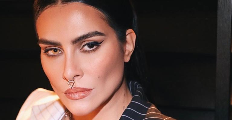 Wow! Cleo surge apenas de roupão e internauta a compara com flor: ”Parece copo de leite”