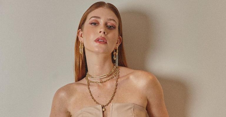 Ao lado de amigas, Marina Ruy Barbosa se esbalda e come pizza com as mãos