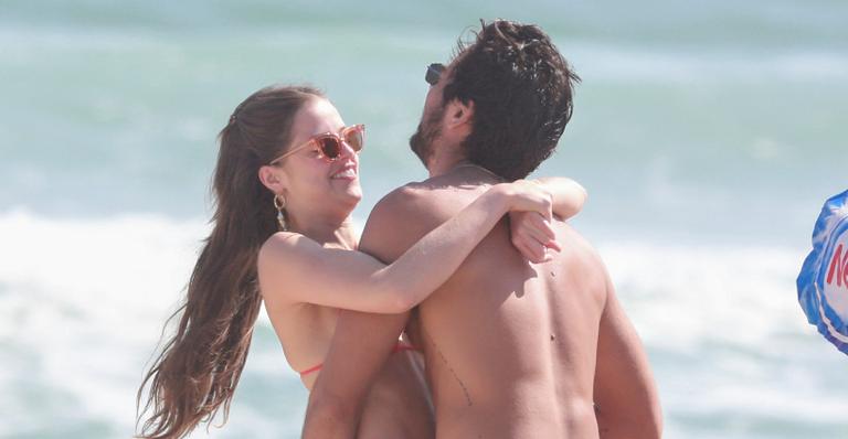 O amor está no ar! Rodrigo Simas e Agatha Moreira são flagrados trocando carícias em praia