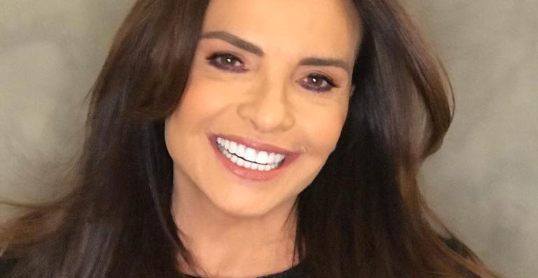 Aos 58 anos, Luiza Tomé surge deslumbrante ao abrir sorrisão e arranca suspiros da web