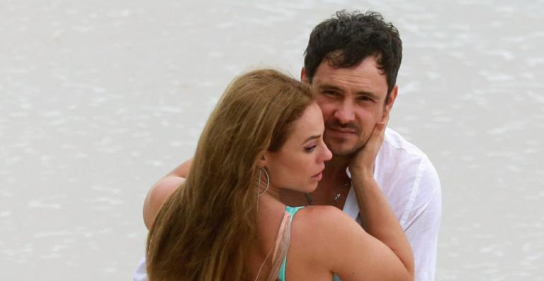 Sergio Guizé e Paolla Oliveira protagonizam cena romântica para final de Chiclete e Vivi Guedes