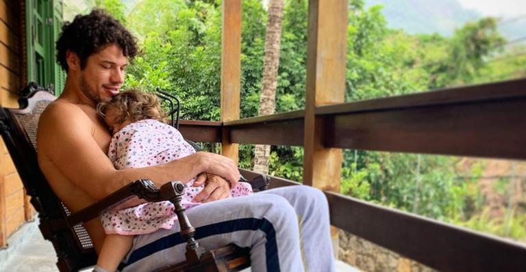 Filha de José Loreto ganha quarto novo em apartamento de luxo na capital fluminense