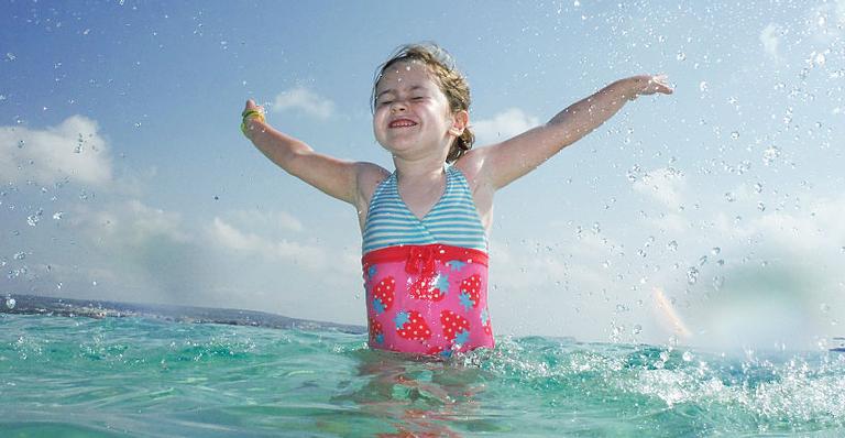 Vem, calor! Confira 8 cuidados que devemos ter com a pele de bebês e crianças no verão