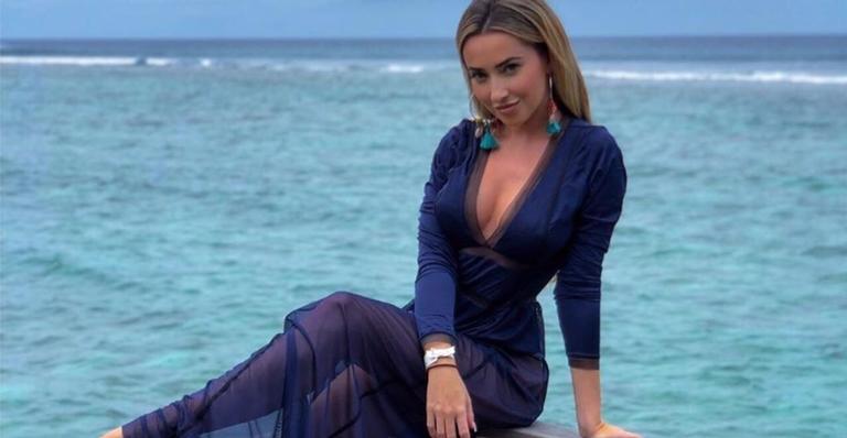 Nora de Bolsonaro coloca corpão para jogo, surge renovando o bronze nas Ilhas Maldivas e debocha da mídia
