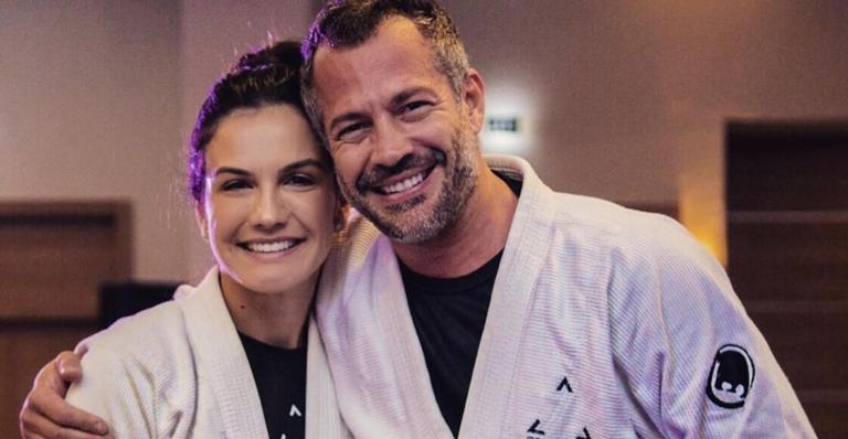 Kyra Gracie flagra Malvino Salvador passando roupa sem camisa e dispara: ”Marido que pedi a Deus”