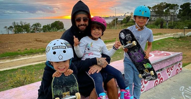 Pedro Scooby tatua os nomes dos três filhos com Luana Piovani e declara: ”Meus anjinhos”